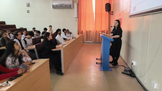 Иностранным студентам Амурской ГМА рассказали о том, как вести себя в общественном транспорте