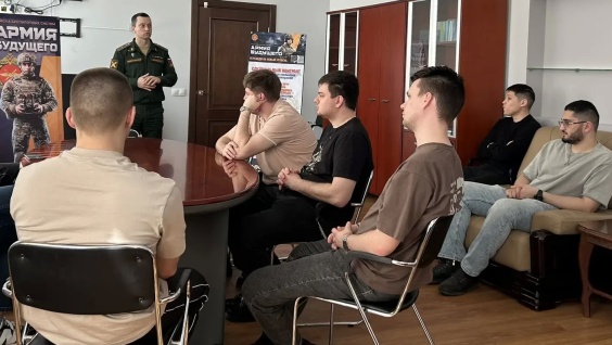 Ординаторы второго года обучения в рамках серии «Уроков мужества» встретились с представителем пункта отбора по контракту