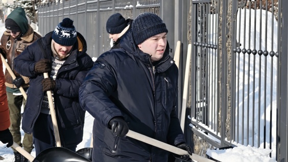 Студенты академии третий день помогают очищать городские улицы от последствий прошедшего снегопада