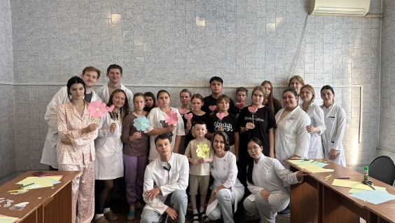 Студенты 621 группы провели для маленьких пациентов Амурской областной детской клинической больницы урок, посвящённый Дню сердца