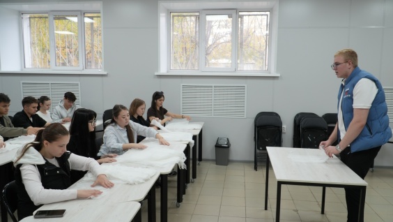 Студенты первого курса Амурской ГМА учились плести маскировочные сети и изготавливать перевязочный материал