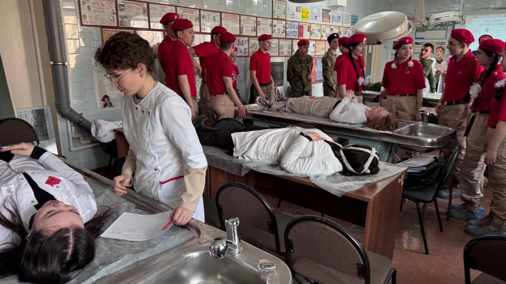 Юнармейцы из Якутии в гостях в Амурской медакадемии