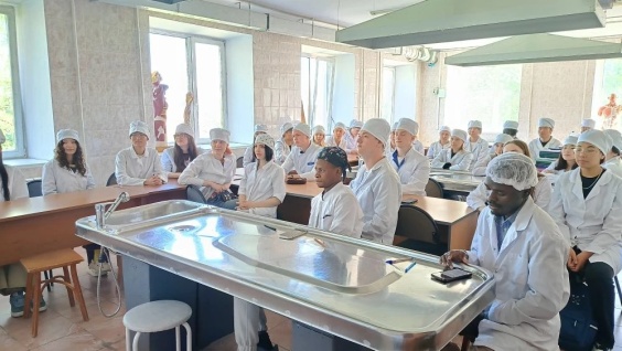 Первокурсники рассказали о своих родных местах на встрече «Россия — Родина моя!»