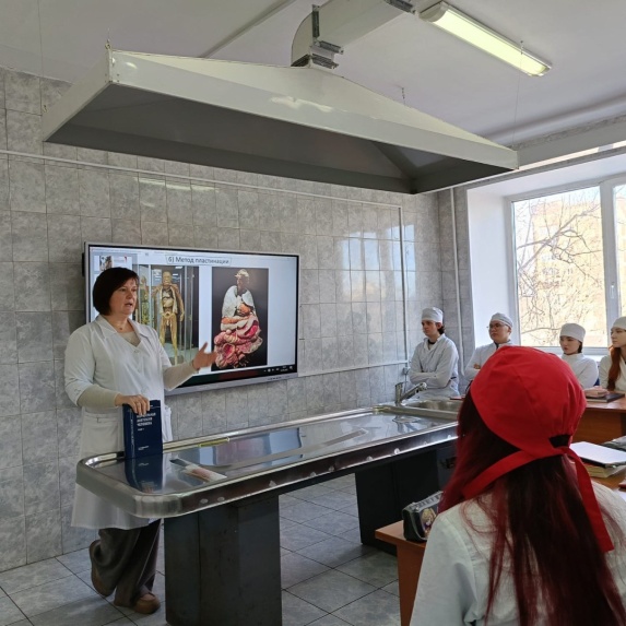 Преподаватель кафедры анатомии человека НМИЦ им. В.А. Алмазова Елена Матвеева обсудила со студентами современные анатомические методы исследованияась со студентами первого курса 