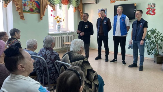 Участники патриотического клуба «Вызов» поздравили ветеранов с наступающим Днём защитника Отечества