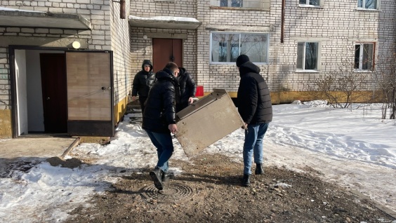 Участники патриотического клуба «Вызов» навели порядок в благовещенском доме ветеранов