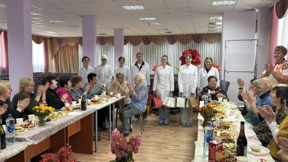 Тепло золотых сердец: студенты-педиатры поздравили старшее поколение врачей