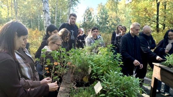  ‎Аптека под открытым небом: ‎будущие врачи изучали лекарственные растения в Ботаническом саду ДВО РАН