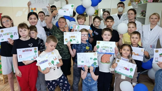 Студенты пятого курса устроили праздник для маленьких пациентов детской горбольницы в честь юбилея Благовещенска