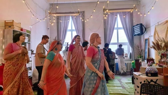 Студенты из Индии отмечают Холи — праздник любви и весны