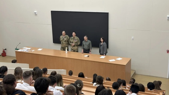 Студенты первого курса встретились с представителями Росгвардии и ветеранами СВО