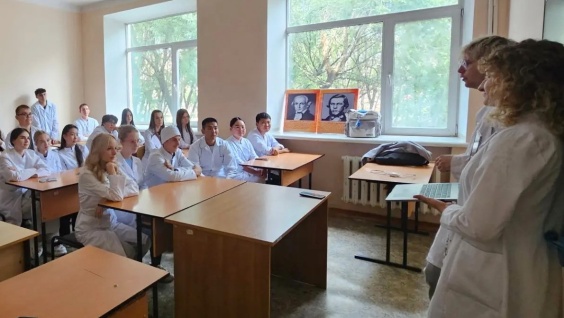 Студенты педиатрического факультета поддержали советами первокурсников