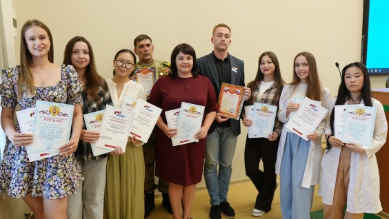 Студентов второго курса Амурской ГМА наградили благодарственными письмами от организации «Боевое братство» и Фонда «Защитники Отечества»