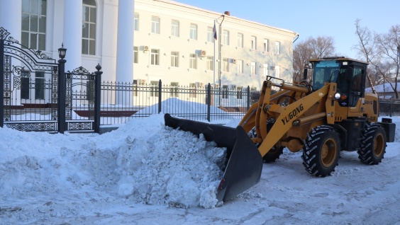 Возле Амурской государственной медицинской академии идет активная уборка территории от выпавшего снега