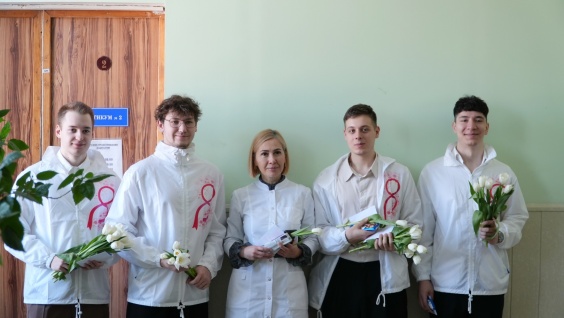Студенты Амурской ГМА поздравили с праздником весны медиков и пациентов больниц Благовещенска, преподавателей и сотрудников медакадемии
