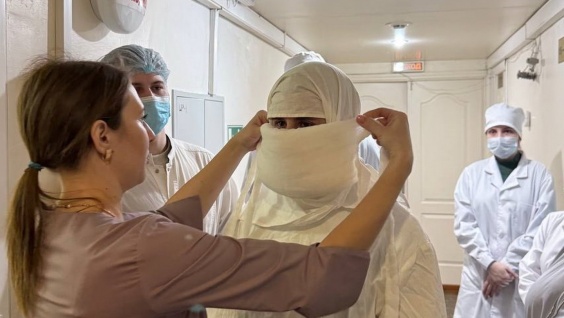 Студенты Амурской ГМА примерили противочумные костюмы и посетили лабораторию особо опасных инфекций на экскурсии в Центре гигиены и эпидемиологии