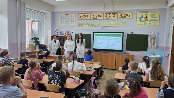 В школе №22 города Благовещенска студенты четвёртого курса провели беседы о правильном питании в рамках акции «Диктант здоровья»