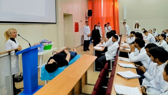 Студенты-первокурсники из Индии и Китая приступают к первой учебной практике