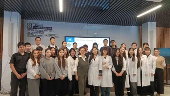 Преподаватель АГМА проводит профориентационные встречи со школьниками Якутии
