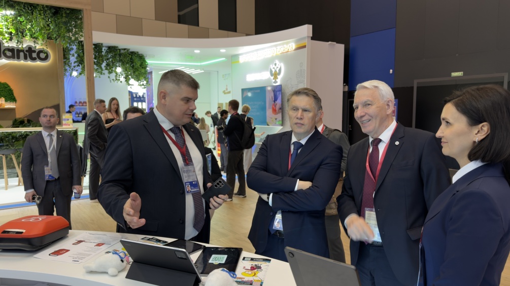 Министр здравоохранения Михаил Мурашко поинтересовался технологиями, которые использованы в проекте Амурской ГМА, представленном на ПМЭФ